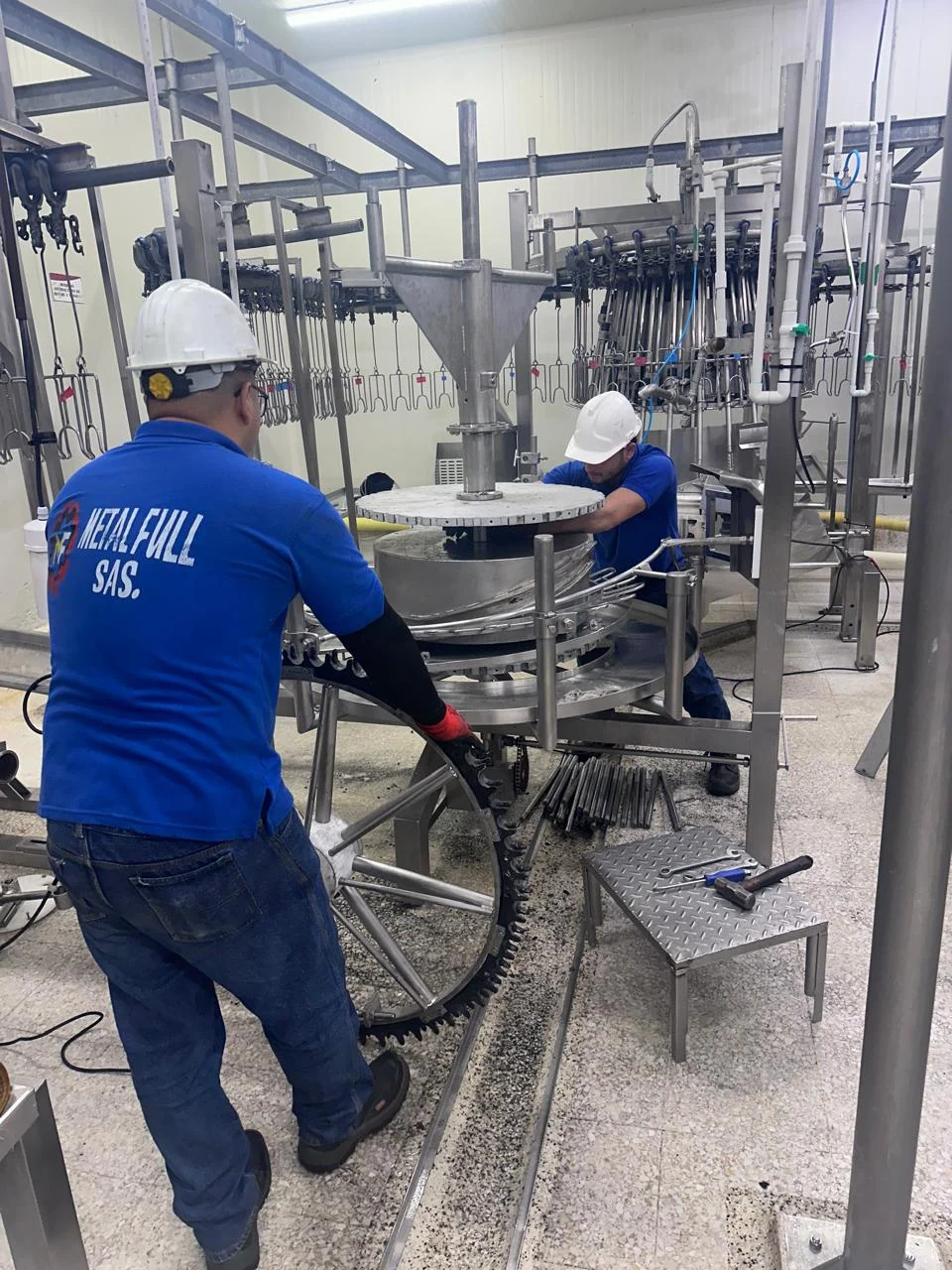 Equipo de METALFULL trabajando en una planta industrial